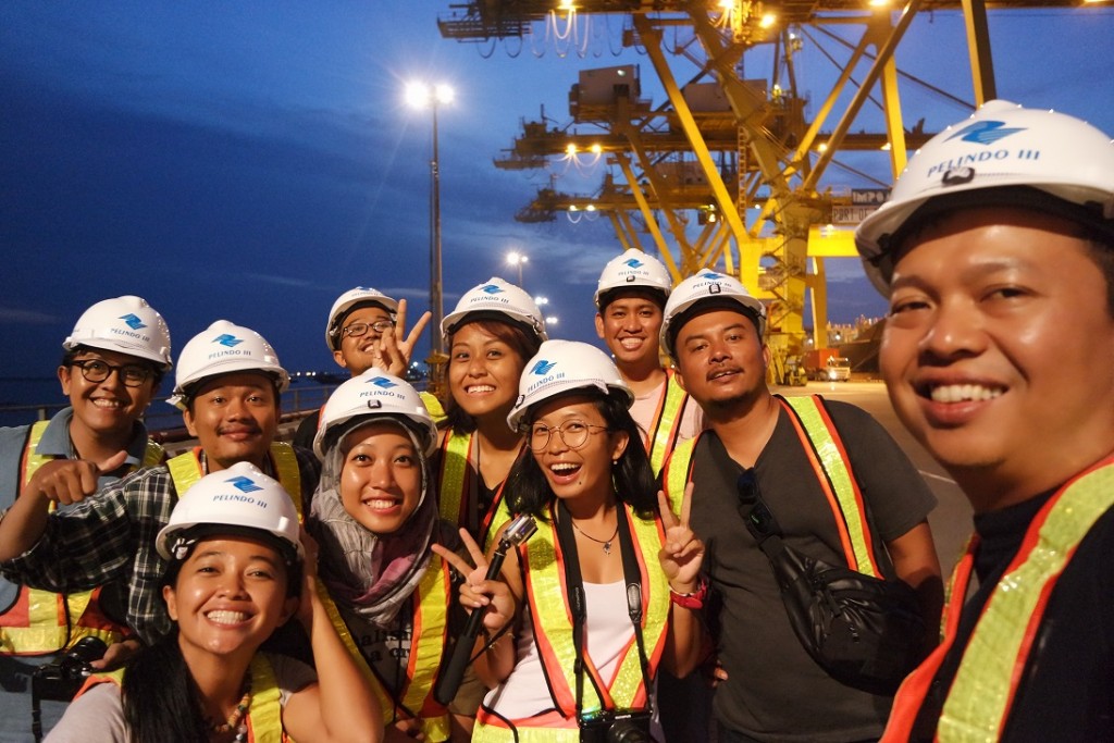 Blogger Hore yang ikut jalan2 keliling Pelabuhan Surabaya ;)